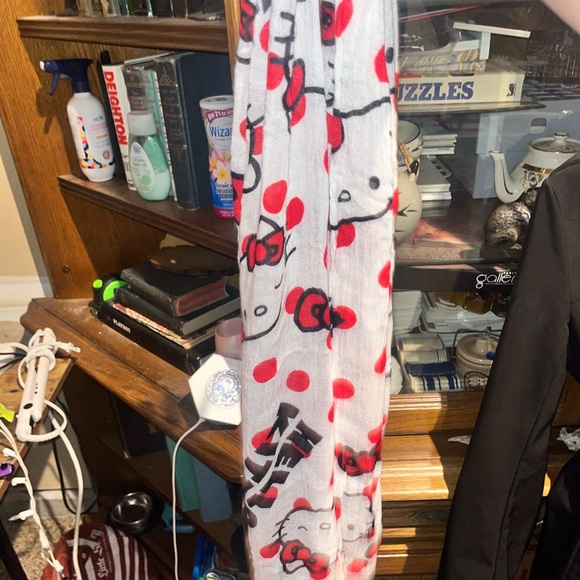Hello Kitty Scarf - Picture 2 of 8